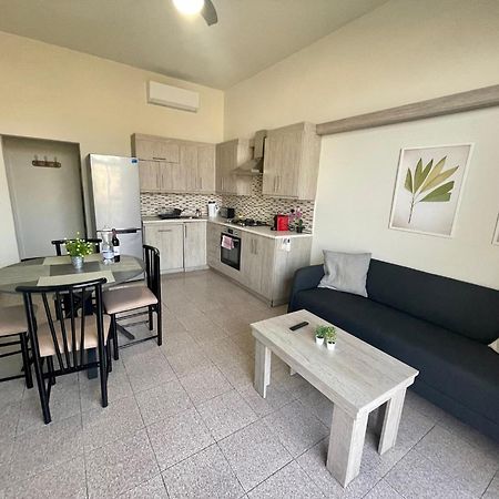 Seafront Apartment With Balcony Overlooking Marina Għajnsielem Buitenkant foto