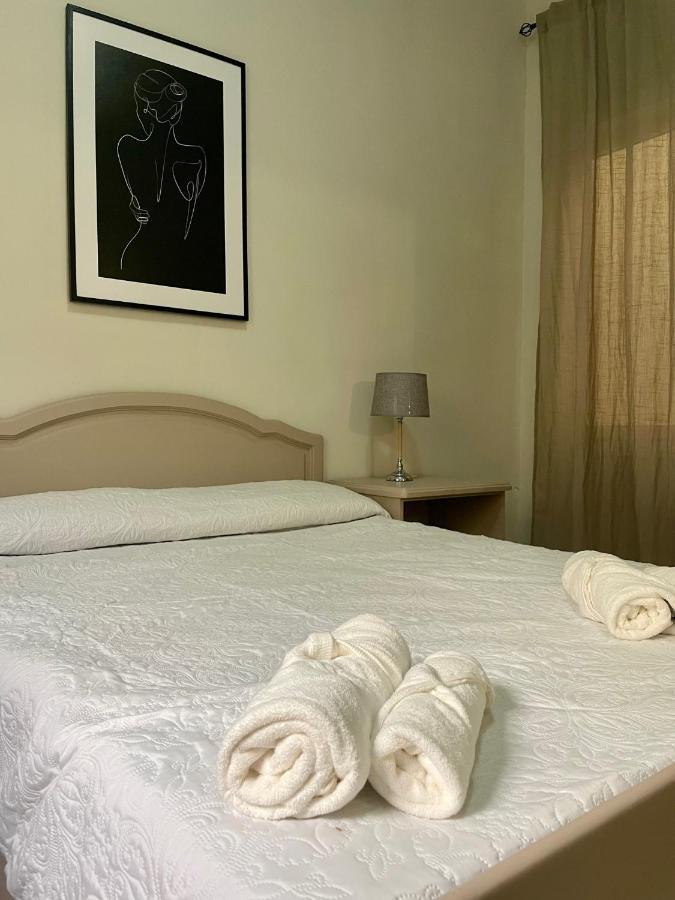 Seafront Apartment With Balcony Overlooking Marina Għajnsielem Buitenkant foto