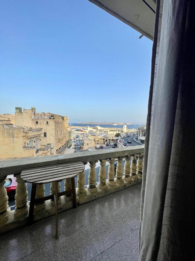 Seafront Apartment With Balcony Overlooking Marina Għajnsielem Buitenkant foto